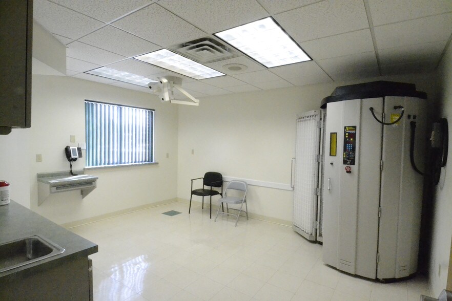 More Photos Of 400 Gidney Ave, Newburgh Medical For Sale