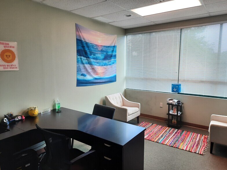 More Photos Of 2415 University Pky, Sarasota Office For Lease