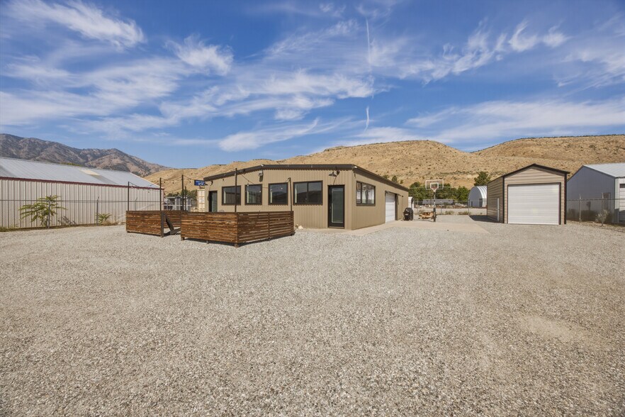 More Photos Of 102 E Lakeshore Dr, Pateros Auto Repair For Sale