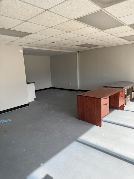 More Photos Of 399 Lively Ave, Norcross Warehouse For Lease