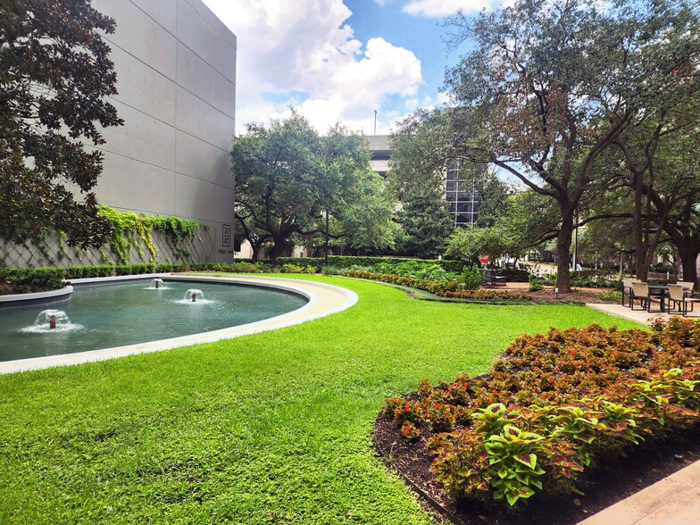 More Photos Of 3040 Post Oak Blvd, Houston Office For Lease