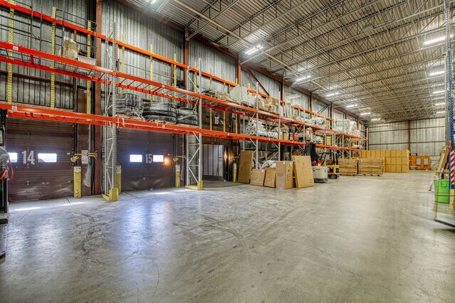 More Photos Of 2750 Av Francis-Hughes, Laval Warehouse For Lease