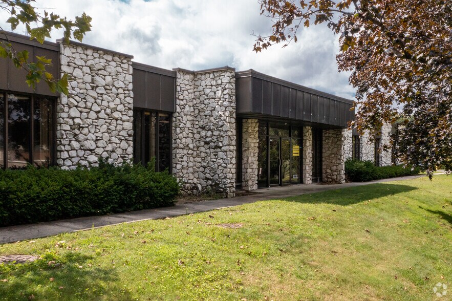 More Photos Of 40 Rabro Dr, Hauppauge Warehouse For Lease