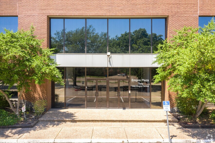 More Photos Of 1430 Empire Central Dr, Dallas Unknown For Lease