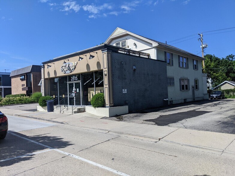 More Photos Of 2515 Far Hills Ave, Oakwood Restaurant For Lease