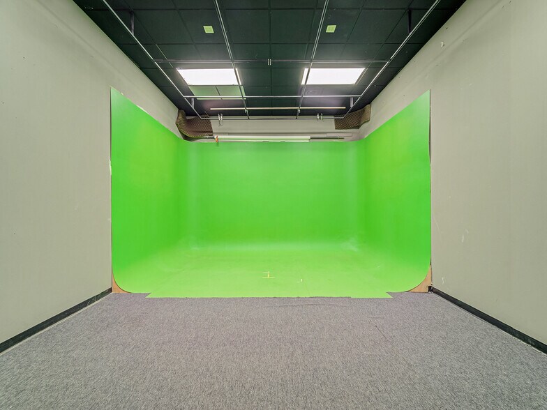 More Photos Of 2424 Lacy Ln, Carrollton Showroom For Sale