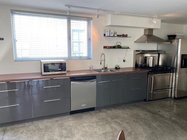 More Photos Of 615 Hampton Dr, Venice Apartments For Sale