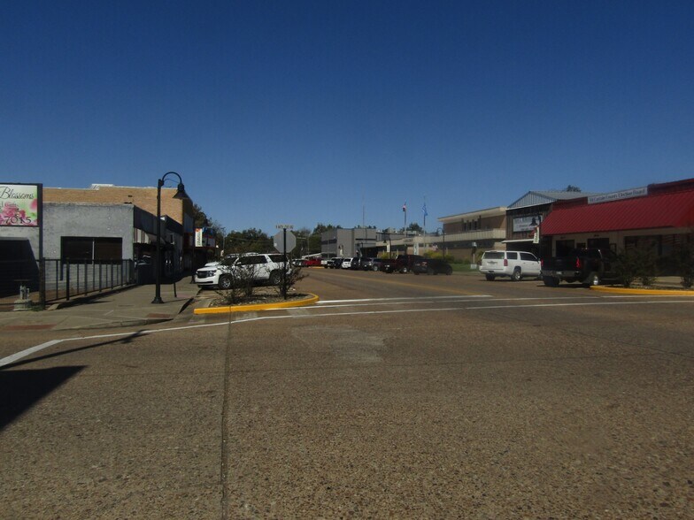 More Photos Of 9 NW Martin Luther King Ave, Idabel General Retail For Sale