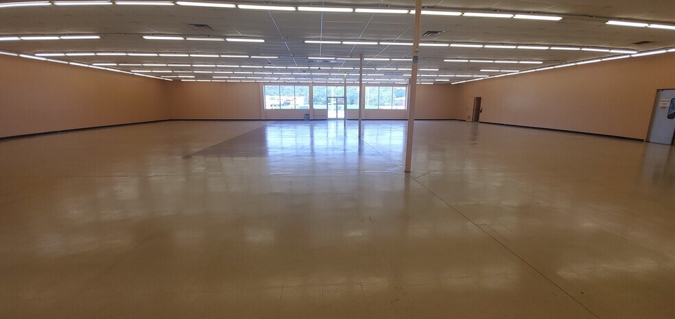 More Photos Of 3299 Lantana Rd, Crossville Freestanding For Lease
