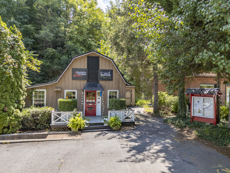 Primary Photo Of 172 Main st, Saluda Showroom For Sale