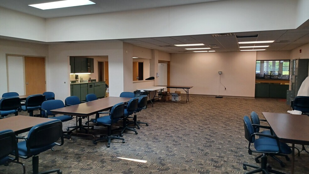 More Photos Of 931 13th Ave N, Clinton Storefront Retail Office For Lease