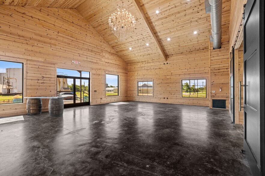 More Photos Of 151 5th St st, Honey Grove Flex For Sale