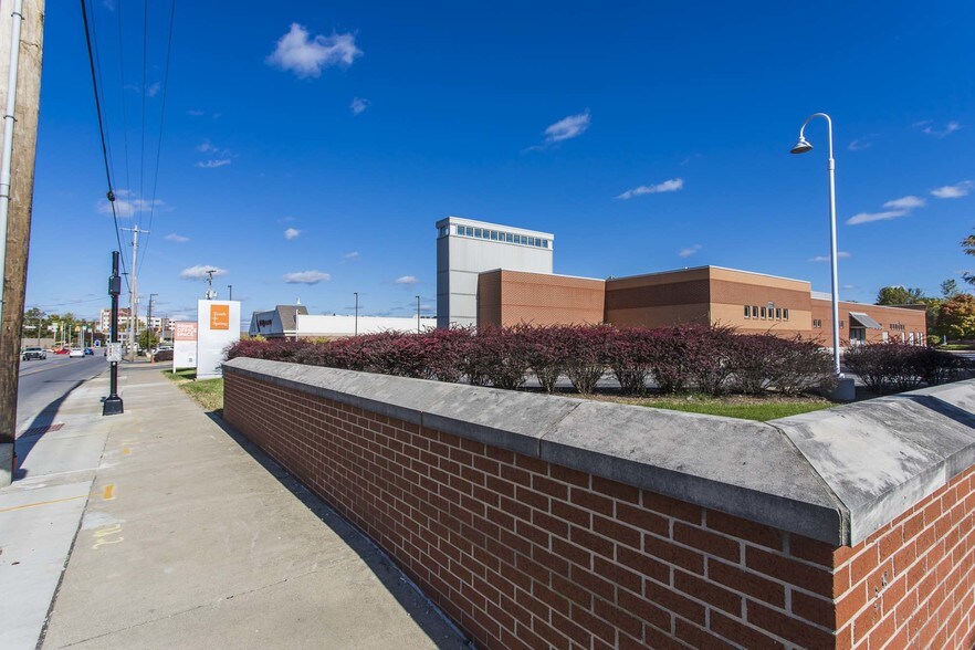 More Photos Of 900 Spring St, Jeffersonville Medical For Lease