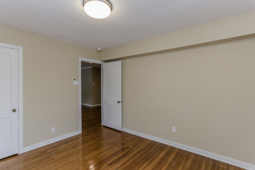 More Photos Of 1923 McDuffie St, Houston Apartments For Sale