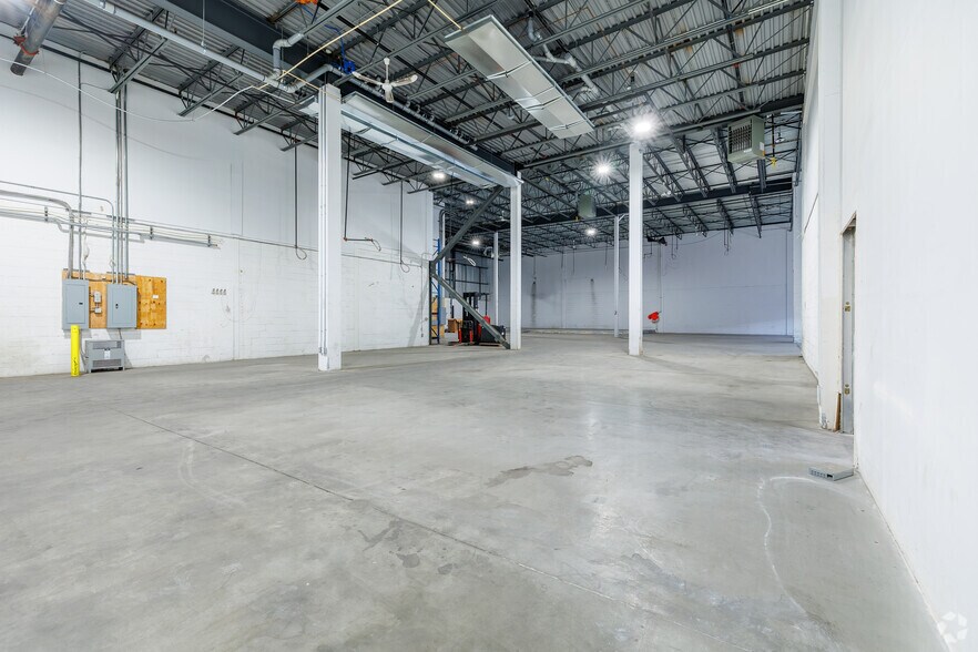 More Photos Of 9175-9225 Boul Langelier, Montréal Warehouse For Lease