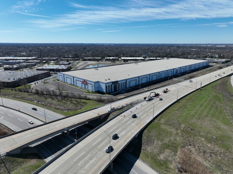 More Photos Of 4000 Commercial Ave, Northbrook Distribution For Lease