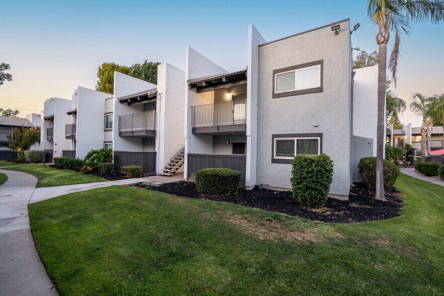 More Photos Of 1577 E Bulldog Ln, Fresno Apartments For Sale