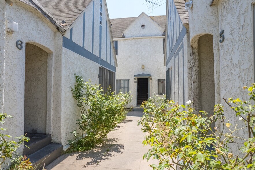 More Photos Of 526-534 W 47th St, Los Angeles Apartments For Sale