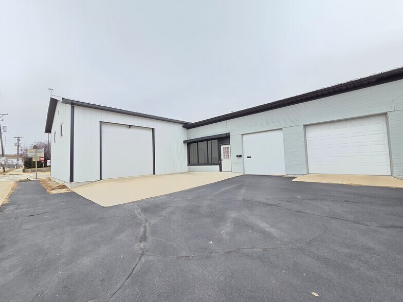 More Photos Of 519 Lincoln Ave, Rochelle Freestanding For Sale