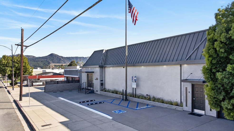 More Photos Of 703 S Main St, Burbank Showroom For Sale