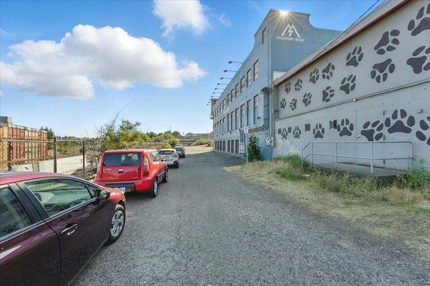 More Photos Of 2975 NE Sandy Blvd, Portland Storefront For Sale