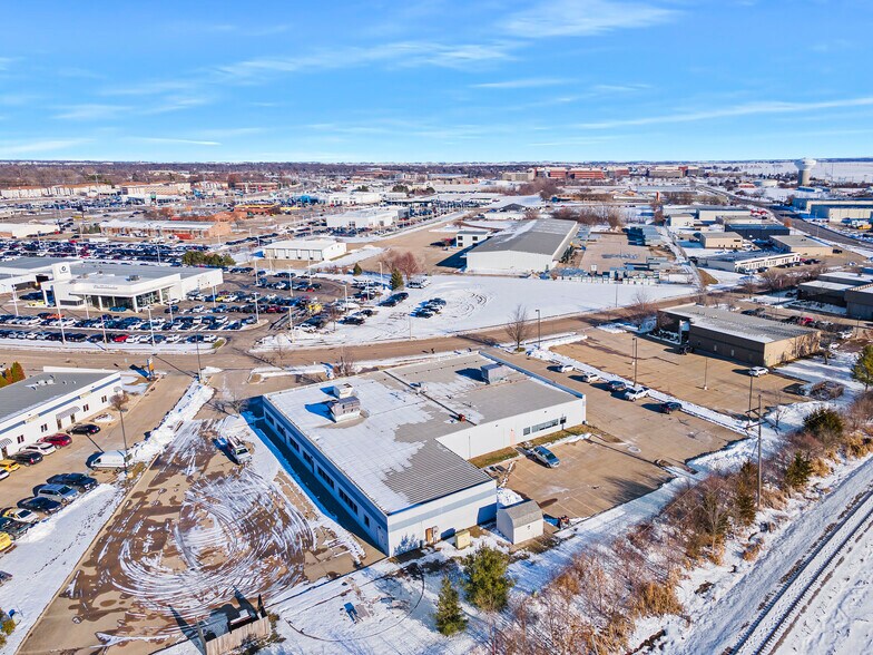 More Photos Of 1615 Commerce Pky, Bloomington Office For Sale