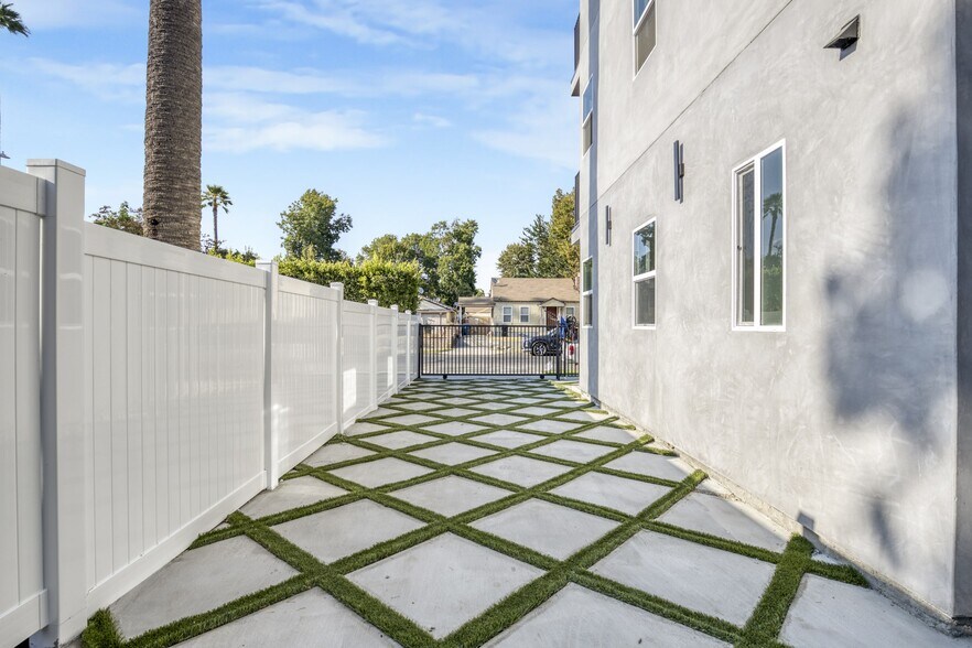 More Photos Of 10826 Hesby St, North Hollywood Apartments For Sale