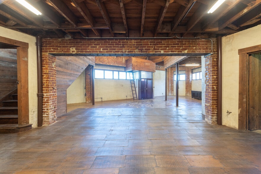 More Photos Of 5000 W Adams Blvd, Los Angeles Showroom For Lease