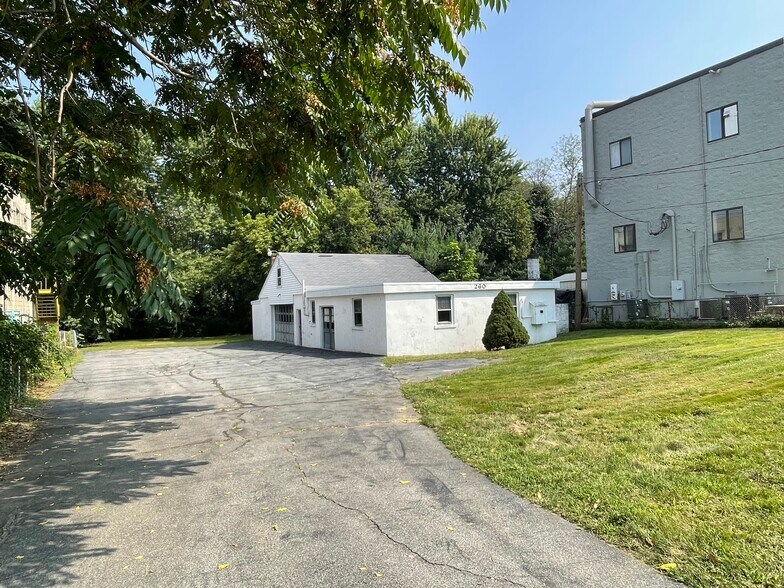 More Photos Of 260 Calvary St, Waltham Light Distribution For Lease