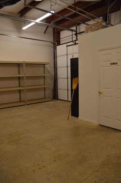 More Photos Of 409 Chicago Dr, Fayetteville Flex For Lease