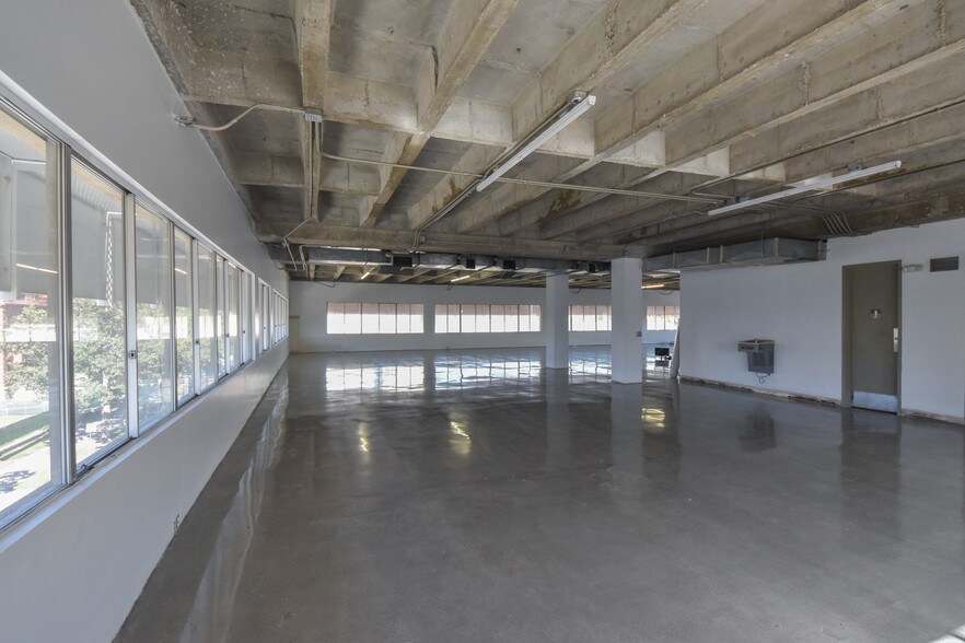 More Photos Of 515 N Sycamore St, Santa Ana Office For Lease