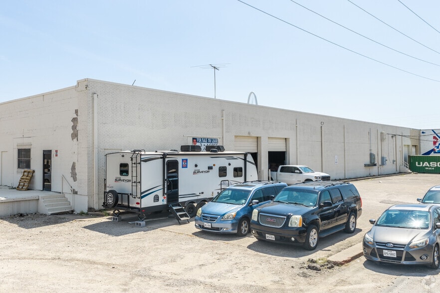 More Photos Of 1041 N Riverfront Blvd, Dallas Warehouse For Sale