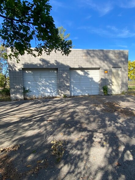 More Photos Of 1321 Forest Ave, Middletown Warehouse For Sale