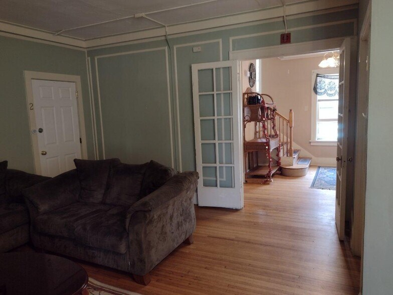 More Photos Of 314 Augusta Ave, Dekalb Dormitory For Sale