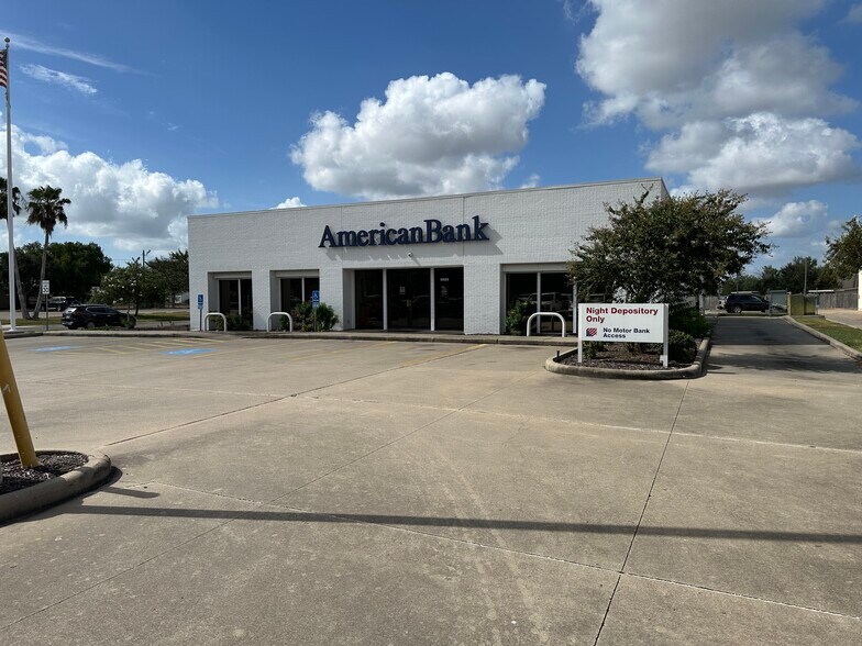 More Photos Of 5033 Saratoga Blvd, Corpus Christi Bank For Sale