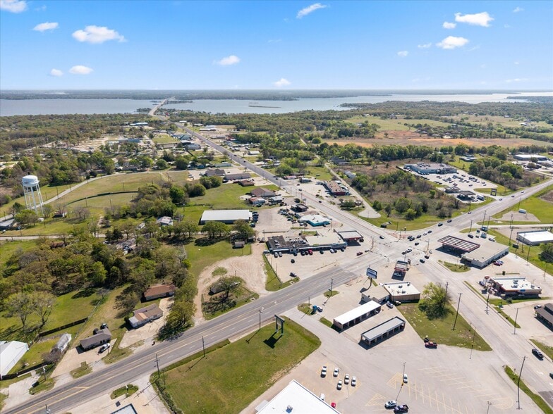 More Photos Of 101 N Seven Points Dr, Kemp Service Station For Sale