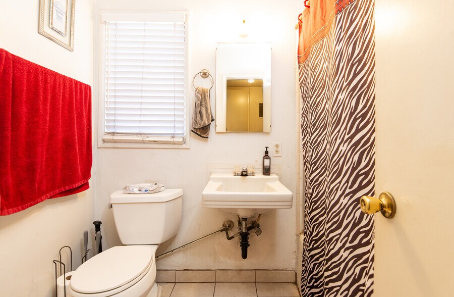 More Photos Of 2100 Bonsallo Ave, Los Angeles Apartments For Sale