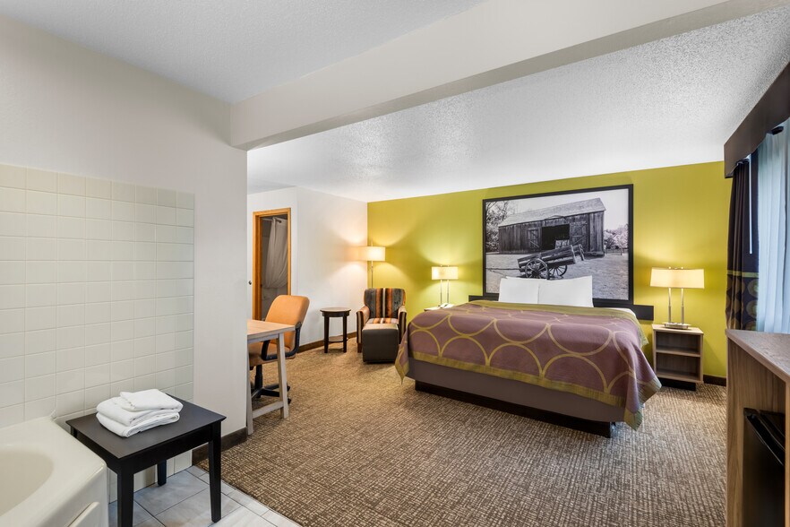 More Photos Of 210 10th St SE, Oelwein Hotel For Sale