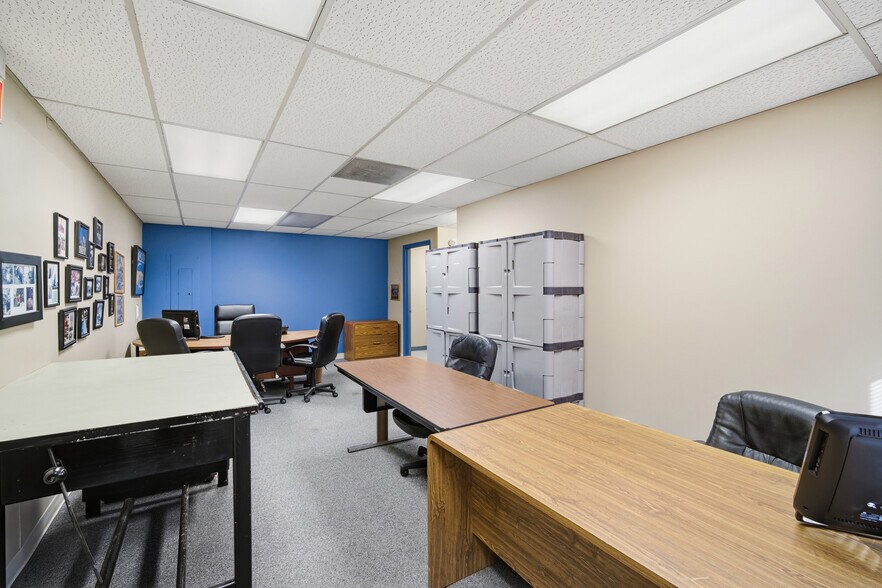 More Photos Of 800 S Milwaukee Ave, Wheeling Flex For Lease