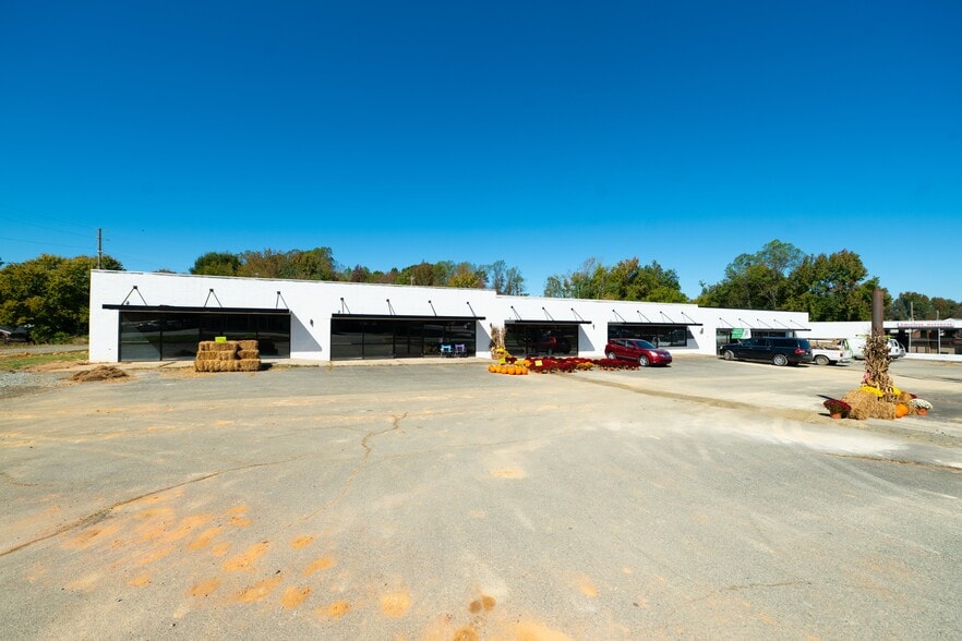 Primary Photo Of 711-719 N Madison Blvd, Roxboro General Retail For Lease