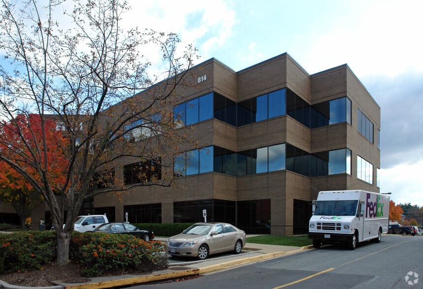 More Photos Of 814 W Diamond Ave, Gaithersburg Office For Sale