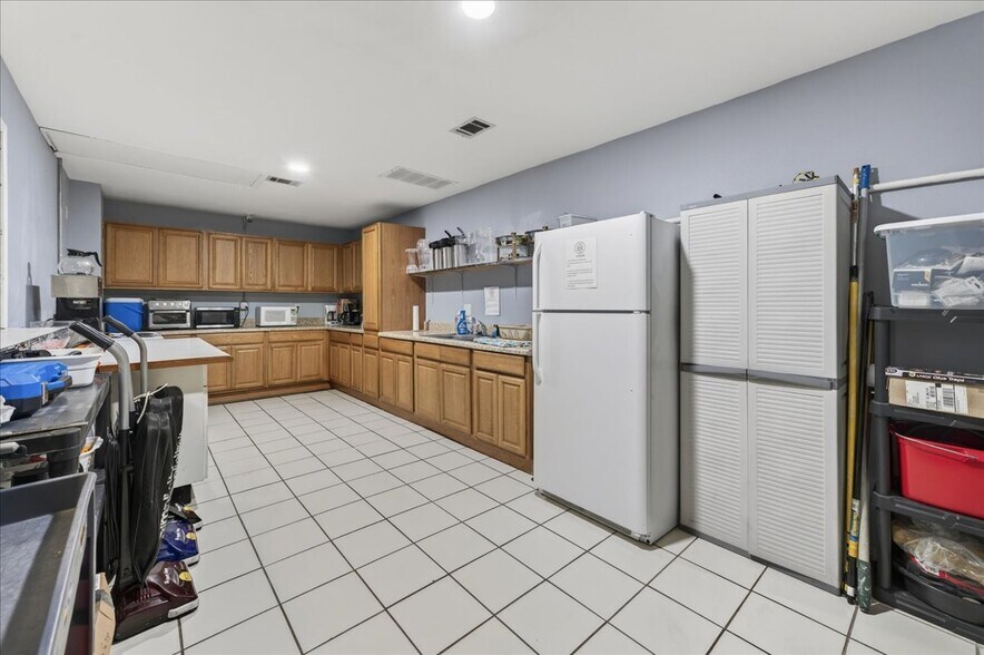 More Photos Of 100 Duggan Ave, Crestview Specialty For Sale
