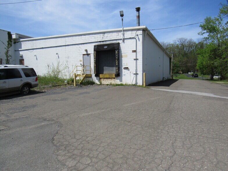 More Photos Of 150 Coldenham Rd, Walden Warehouse For Lease
