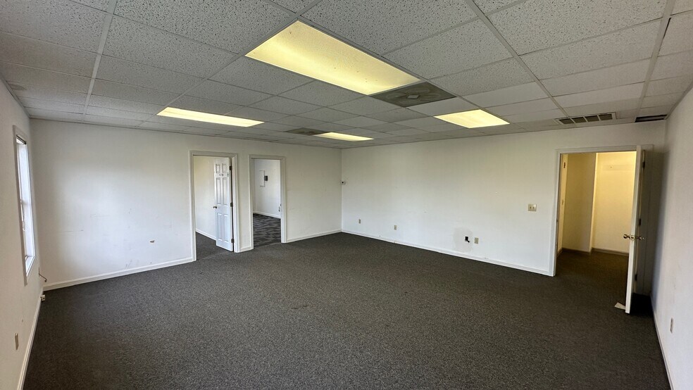 More Photos Of 16 Jan Sebastian Dr, Sandwich Office For Sale