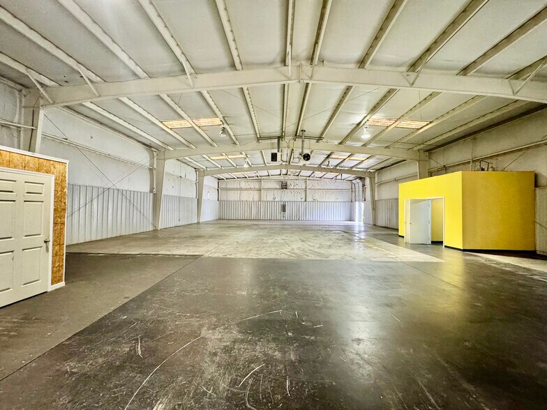 More Photos Of 3123 Cedar Park, Greensboro Warehouse For Lease