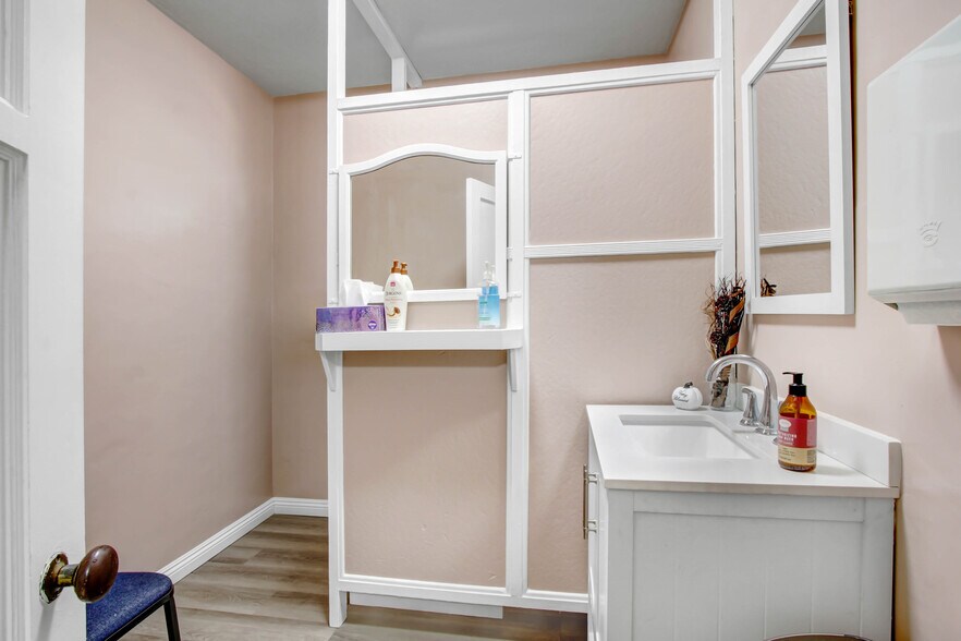 More Photos Of 724 S Glenoaks Blvd, Burbank Religious Facility For Sale