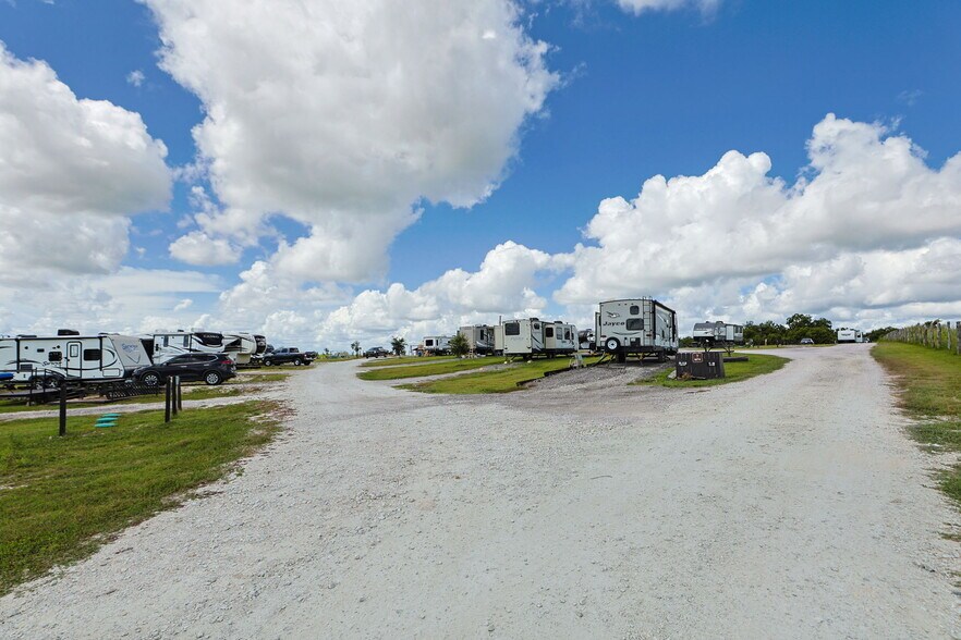 More Photos Of 6049 FM 3090 Rd, Anderson Trailer Camper Park For Sale