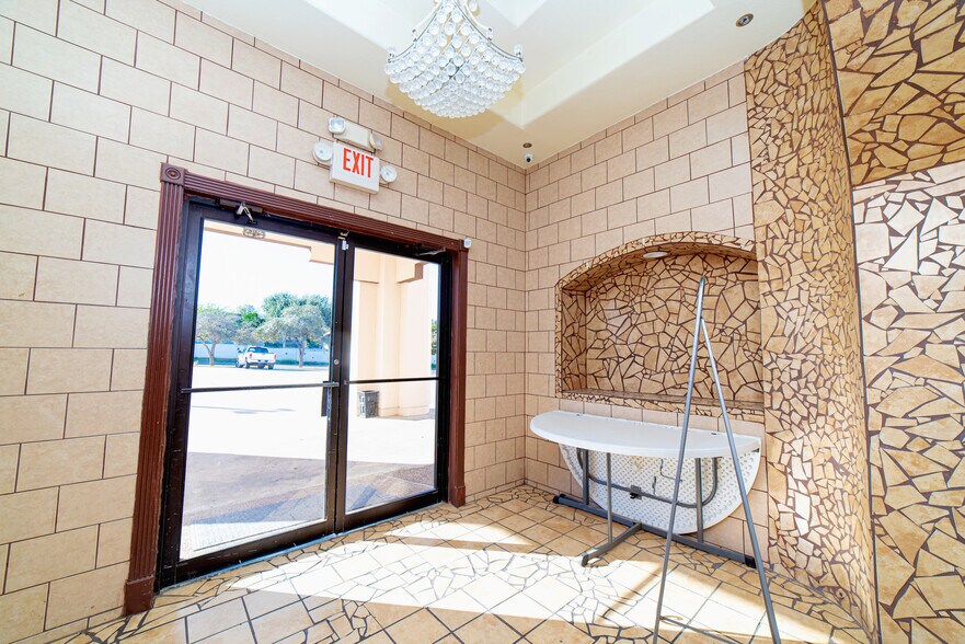 More Photos Of 819 Los Presidentes Ave, Laredo Storefront Retail Office For Sale