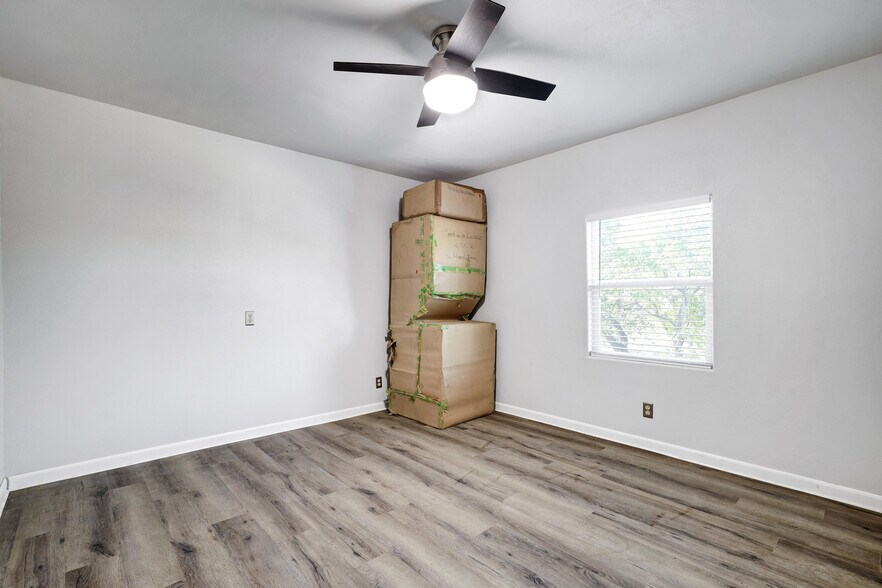 More Photos Of 1016 E Borgfeld Dr, San Antonio Flex For Sale