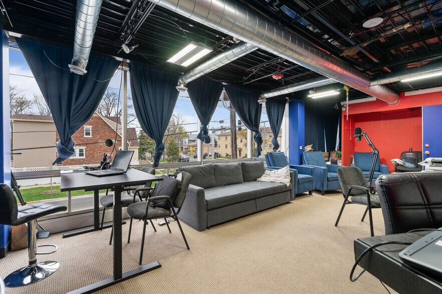 More Photos Of 3100 S Oak Park Ave, Berwyn Office For Sale